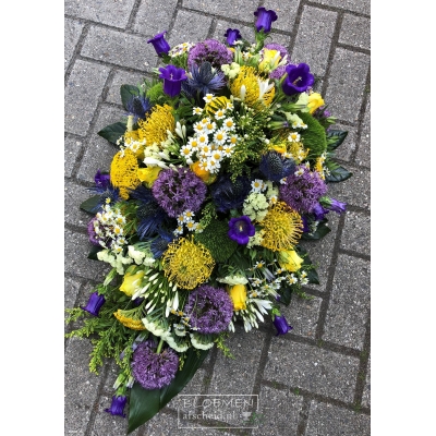 Druppelvormig rouwarrangement van paars en gele bloemen